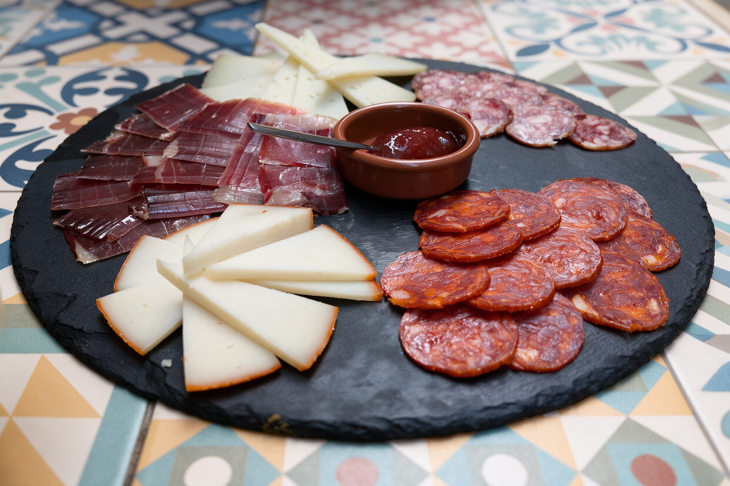 Tabla de ibéricos y quesos — selección en pizarra negra